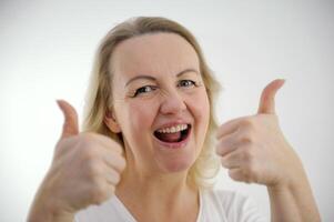 glad Lycklig kvinna som visar 2 tummen upp på två händer klass tycka om positiv känslor glädje Bra erbjudande köpa försäljning reklam Träning baner porträtt för anslagstavla foto