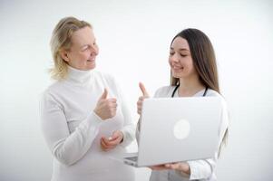 medicinsk läkare och patient analyserar röntgen fotografi i sjukhus foto