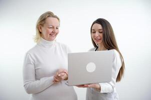 läkare och patient diskuterar något medan de sitter vid bordet. medicin och hälsovård koncept. läkare och patient foto