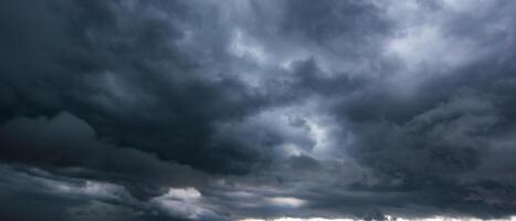 dålig eller lynnig väder himmel och miljö. kol dioxid utsläpp, växthus effekt, global uppvärmning, klimat förändra. de mörk himmel med tung moln konvergerande och en våldsam storm innan de regn. foto