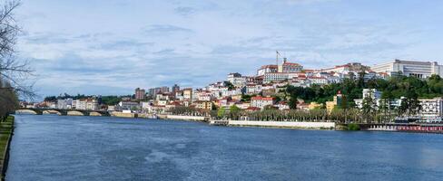 panorama av de stad av coimbra i portugal. se av de Centrum och de mondego flod. stadsbild. foto