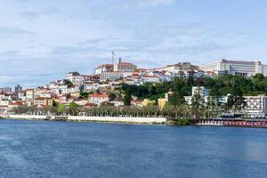 panorama av de stad av coimbra i portugal. se av de Centrum och de mondego flod. stadsbild. foto