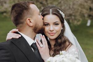 en brud och brudgum är kissing varje andras kinder foto