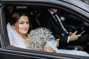 en brud och brudgum är i en bil foto