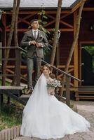 en brud och brudgum är stående på en trä- trappa foto