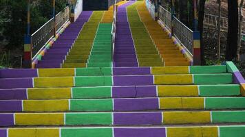 färgrik trappa på stad parkera. färgrik vägg bakgrund. foto