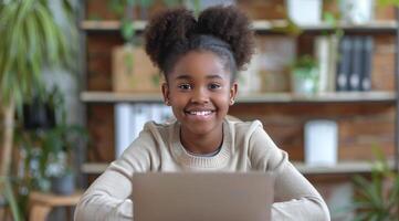 Lycklig flicka studerar på en skrivbord med en bärbar dator i en Hem bibliotek foto