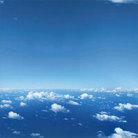himmelsk vidd svag moln i en djup blå himmel foto