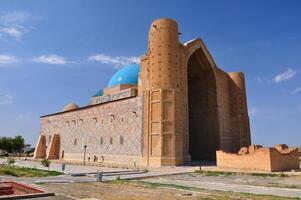 turkestan, monument, mausoleum, vördad moské av khoja ahmed yasavi, ikoniska symboler av nationer vibrerande historia. djupgående andlighet av islam, muslimer. arkitektonisk av kazakhstan kulturell arv foto