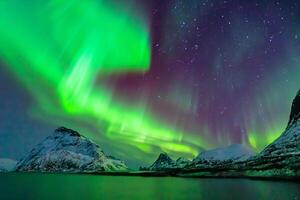 skön aurora naturens bländande ljus visa målarfärger de natt himmel med magnifik färger, spännande åskådare över hela världen i vördnad foto