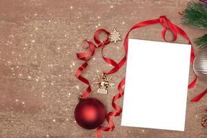 skön attrapp vit kort med jul ornament, en festlig Rör för din Semester hälsningar foto