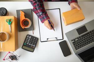 sme entreprenörer förbereda paket och kontrollera kund information leverera Produkter enligt order. begrepp av försäljning uppkopplad och håller på med uppkopplad marknadsföring med pålitlig systemet av handla uppkopplad foto