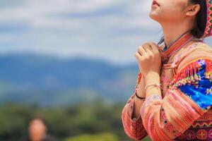 ung kvinna knäppt henne händer tillsammans i bön be för förlåtelse från Gud baserad på henne kristen tro och tro i Gud läror. begrepp bön och förbön enligt tro handla om Gud foto