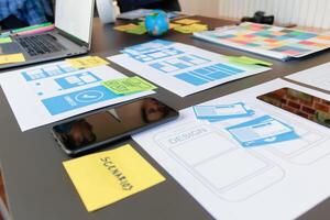 mobil Ansökan utveckling team är studerar och design ux ui systemet till visa och Färg i Ansökan på smartphone till arbete effektivt och inte orsak de ux ui systemet till ha några fel. foto