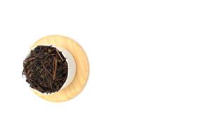 torr svart te i runda skål isolerat på vit bakgrund foto