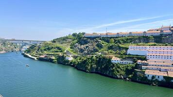 magnifik solnedgång över de porto stad Centrum och de douro flod, portugal. dom luis jag bro är en populär turist fläck som den erbjudanden sådan en skön se över de område. foto