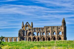 ruiner av ett gammal gotik kloster i whitby, norr yorkshire foto