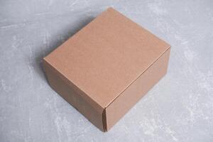 kartong låda på topp av cement golv, användbar för attrapp foto