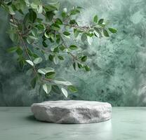 minimalistisk marmor podium med överlappande växt löv. grön minimalistisk produkt bakgrund. foto