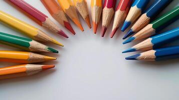 cirkel av färgad pennor anordnad i en cirkel foto