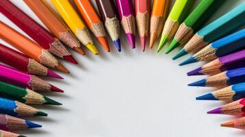 cirkel av färgad pennor anordnad i en cirkel foto