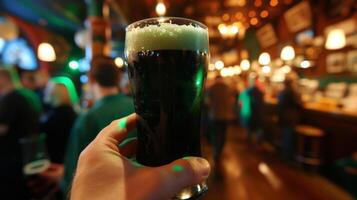 grön öl är en populär dryck val en festare med barer och pubar erbjudande rabatter och särskild erbjudanden på detta dag. men gör inte vara överraskad om du också fläck människor sippin foto