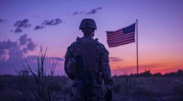 amerikan patriot soldat stå i främre av de flagga. begrepp av stridande för frihet och demokrati foto