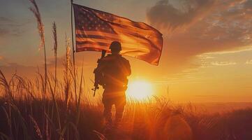 amerikan patriot soldat stå i främre av de flagga. begrepp av stridande för frihet och demokrati foto