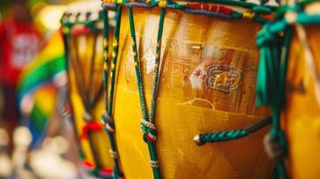 en närbild av en traditionell brasiliansk trumma Begagnade i samba musik symboliserar de Viktig roll den där musik och dansa spela i de livlig fester av karneval foto