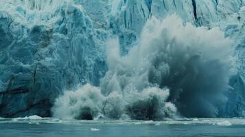 de ljud av sprakande is ekar genom de luft som en massiv bit bryter av de glaciär och störtar in i de hav foto