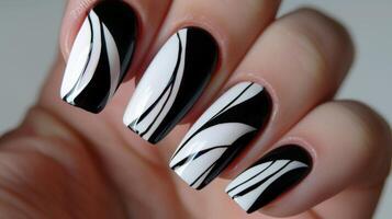djärv grafisk rader i svart och vit på en uppsättning av nagel tips skapande en modern och kantig se. foto