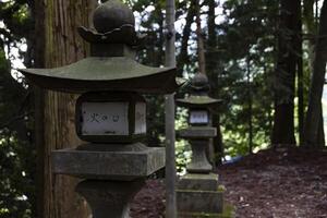 gammal sten lyktor på japansk gammal helgedom på de landsbygden stänga upp foto