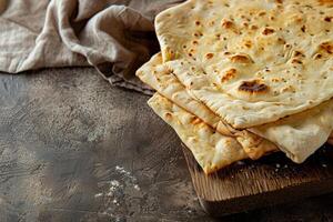 flatbread på en sandig till jordnära lutning bakgrund, ansluter med teman av tradition och rustik dining foto