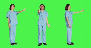 medicinsk specialist håller på med Nej tecken på kamera, presenter negativ reaktion och hans ogillande. asiatisk sjukvård sjuksköterska varelse missnöjd och besviken handla om något, håller inte med. foto