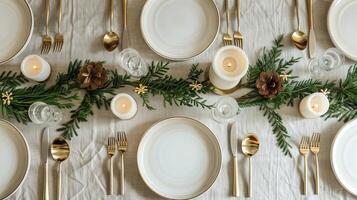 festlig Semester jul tabell miljö med ljus och tall kottar. elegant dining arrangemang. begrepp av firande, middag fest, elegans, jul dekoration. topp se foto