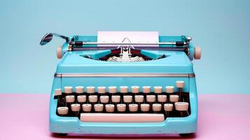 retro blå skrivmaskin med en ark av papper. årgång skriver maskin. begrepp av skrivande, nostalgi, och gammaldags teknologi foto