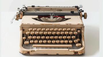 årgång skrivmaskin. gammaldags maskinskrivare maskin. begrepp av retro design, antik skrivande, nostalgisk teknologi. isolerat på vit bakgrund foto