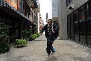 asiatisk man är dans i höft hopp stil på utomhus- Plats. professionell solo- dansare är utför i offentlig område. foto