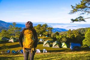 ung kvinna turister med ryggsäckar reser natur landskap utsikt på berget, backpacker camping vandring resa resa trek koncept. foto