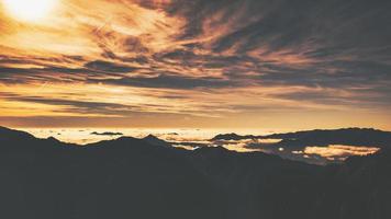 alpin panorama med låga moln mellan bergen foto