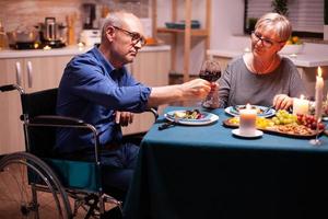 man med funktionshinder äter middag foto