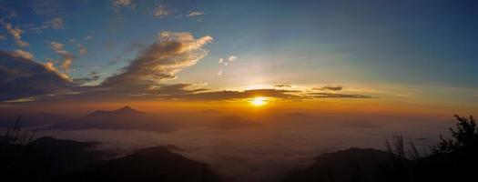 vacker bergskedja på morgonen och soluppgången vid doi pha tang, chiang rai, thailand foto