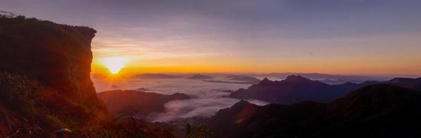 landskap berg vackra på morgonen och soluppgång vid phu chi fa chiang rai, thailand foto