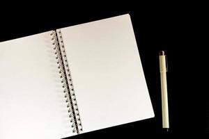 vit papperssida av anteckningsbok och penna foto