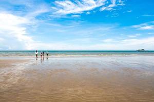 barn på stranden och vidsträckt utsikt över havet med blå himmel foto