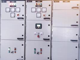 elektrisk växla redskap på låg Spänning kraft kontrollera Centrum skåp i industriell kraft växt. foto