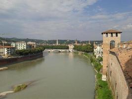 panorama över floden adige i verona foto