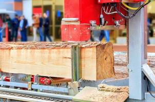 furuskivor tillverkas av stora stockar på ett modernt automatiskt sågverk. foto