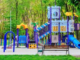 ljusa barns färgglada lekplats i stadens sommarpark. foto