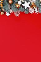 platt låg juldekorationer på röd bakgrund med kopia utrymme foto